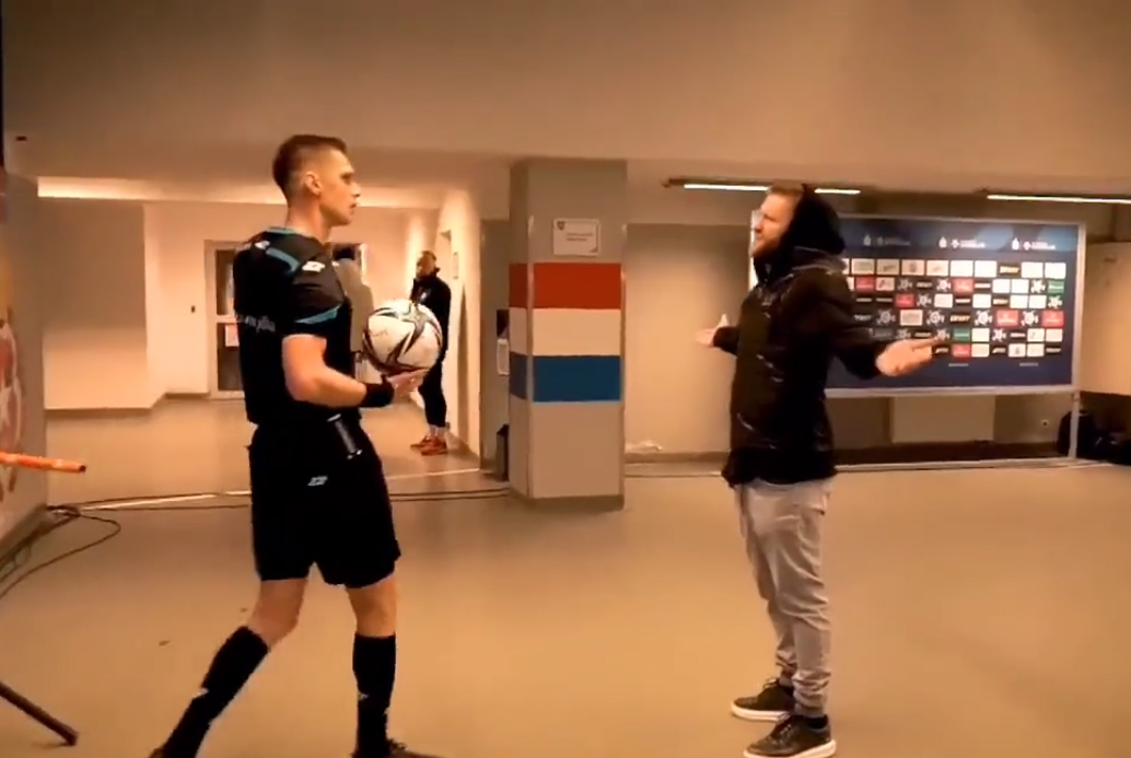 Błaszczykowski rugał sędziego meczu Wisły. Brzęczek szukał ratunku u ochroniarza. "Błagam, weź Kubę" [WIDEO]