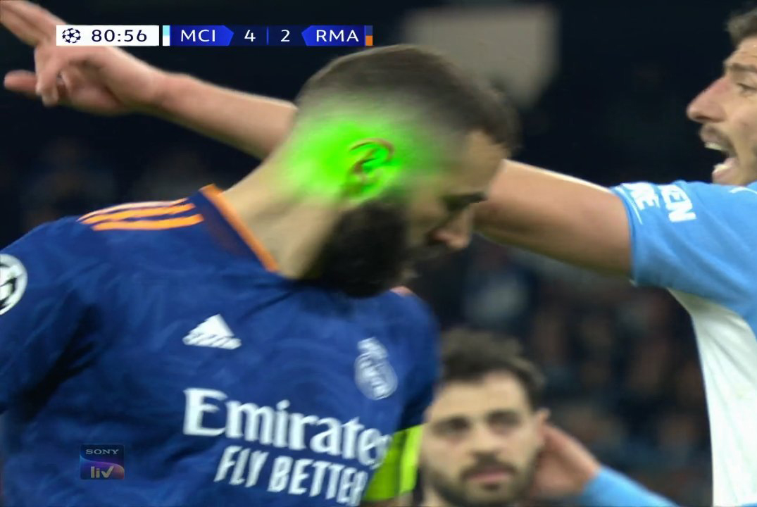 Tak wyglądał karny Karima Benzemy. Świeciły lasery, a Pep Guardiola aż przysiadł [WIDEO]