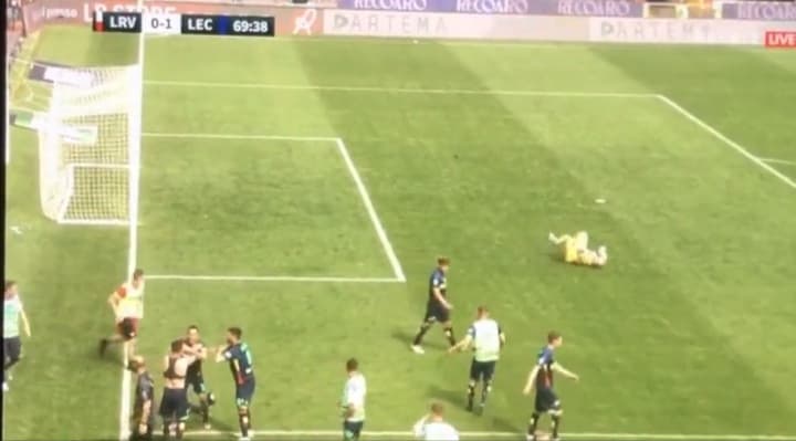 Przerażające sceny w meczu Serie B! Bramkarz został trafiony petardą [WIDEO]