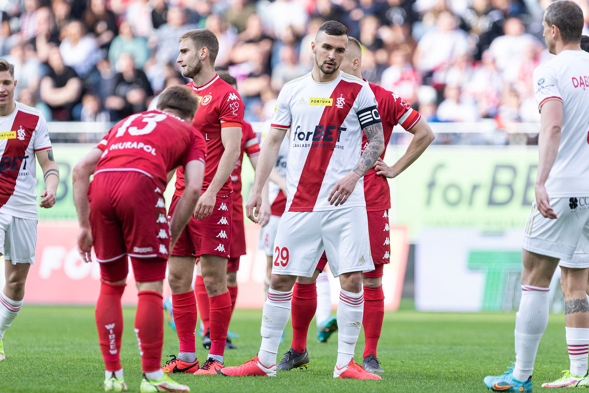 Wielki skandal i wygrana Widzewa w derbach Łodzi! Kibice ŁKS-u strzelali petardami do fanów rywala [WIDEO]