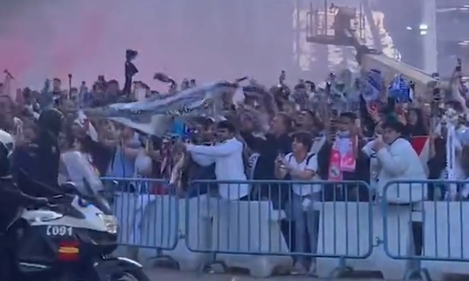 Wspaniała atmosfera przed Santiago Bernabeu. Tak kibice Realu Madryt przywitali swój zespół [WIDEO]
