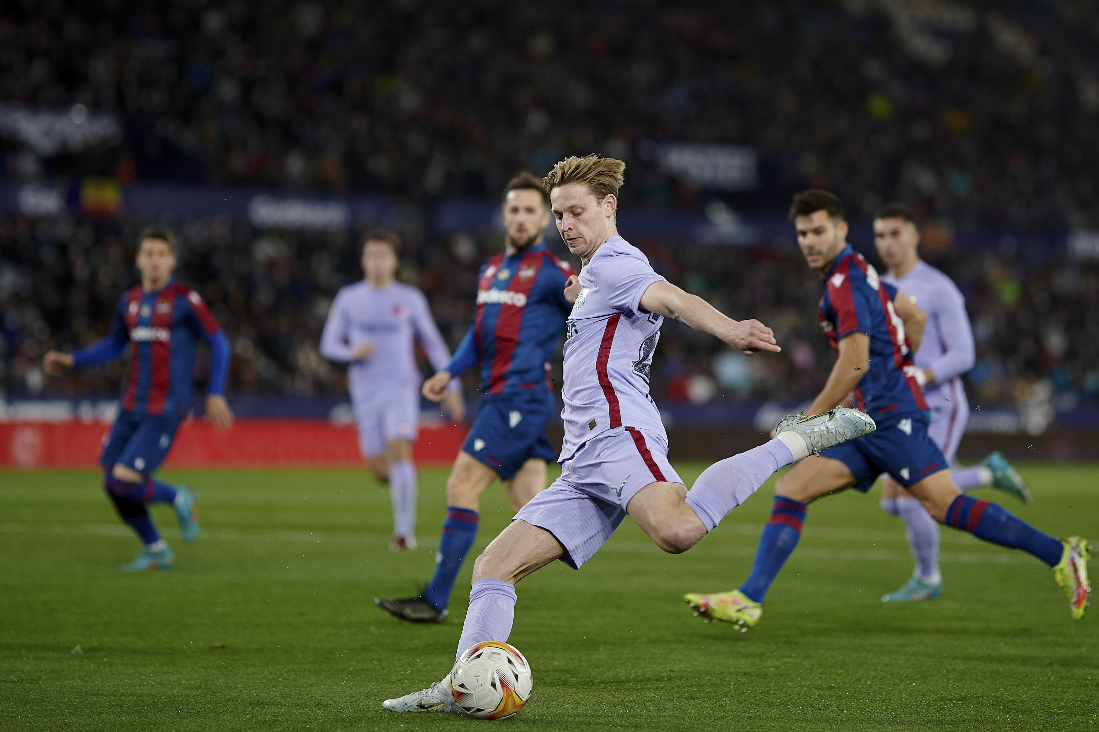FC Barcelona wyceniła Frenkiego de Jonga. Angielski gigant zgłasza się po pomocnika