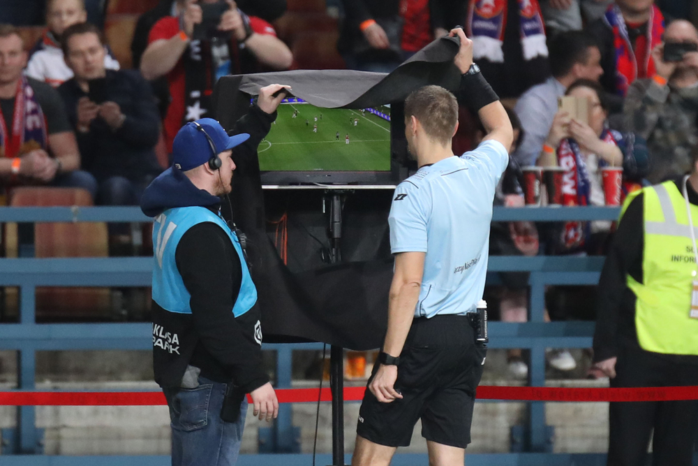 Rewolucja w piłkarskich transmisjach! Kibice usłyszą rozmowy między sędziami, testy podczas KMŚ