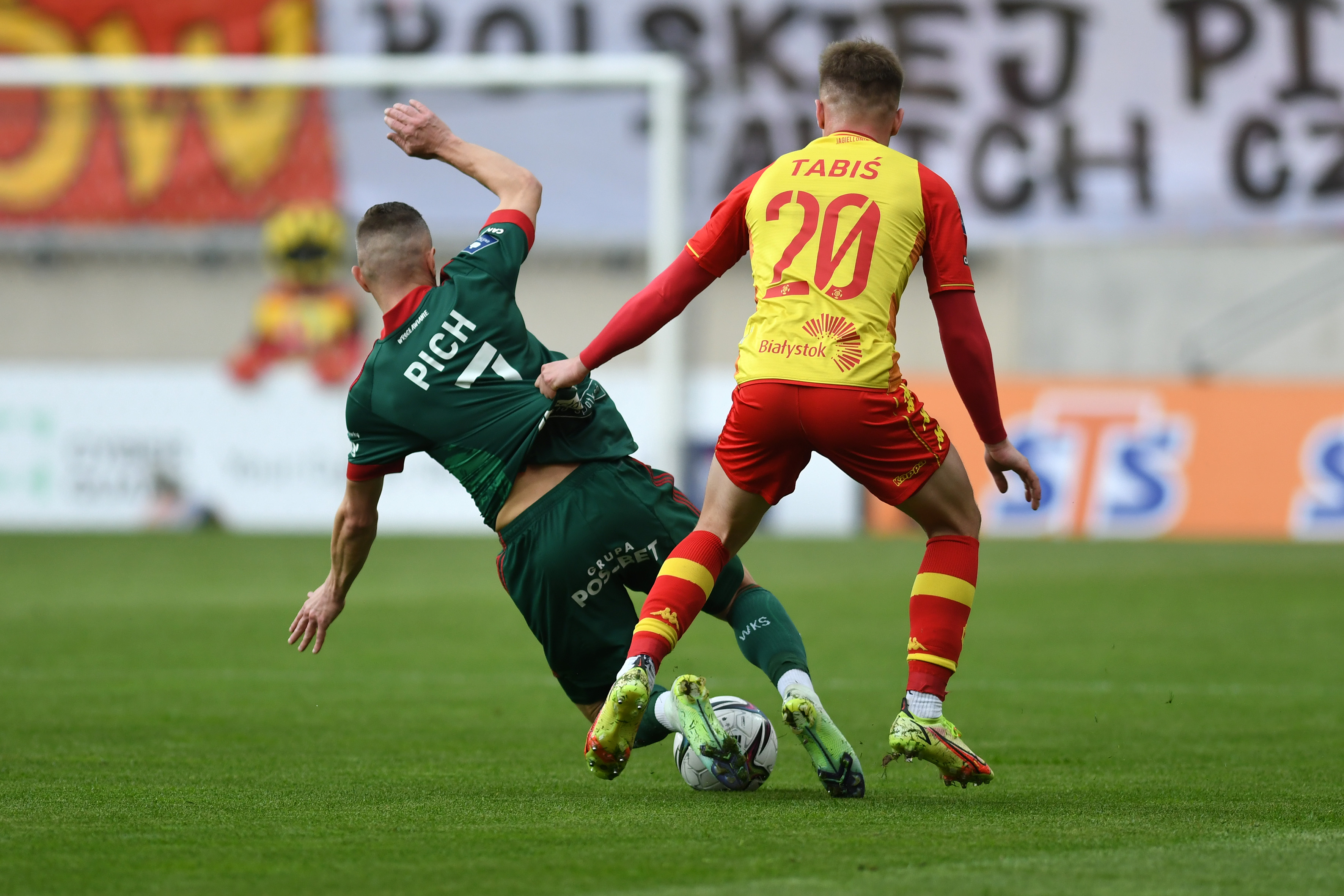 Obrońca Jagiellonii bez strachu przed meczem z Wisłą Kraków. "Jedziemy po zwycięstwo"