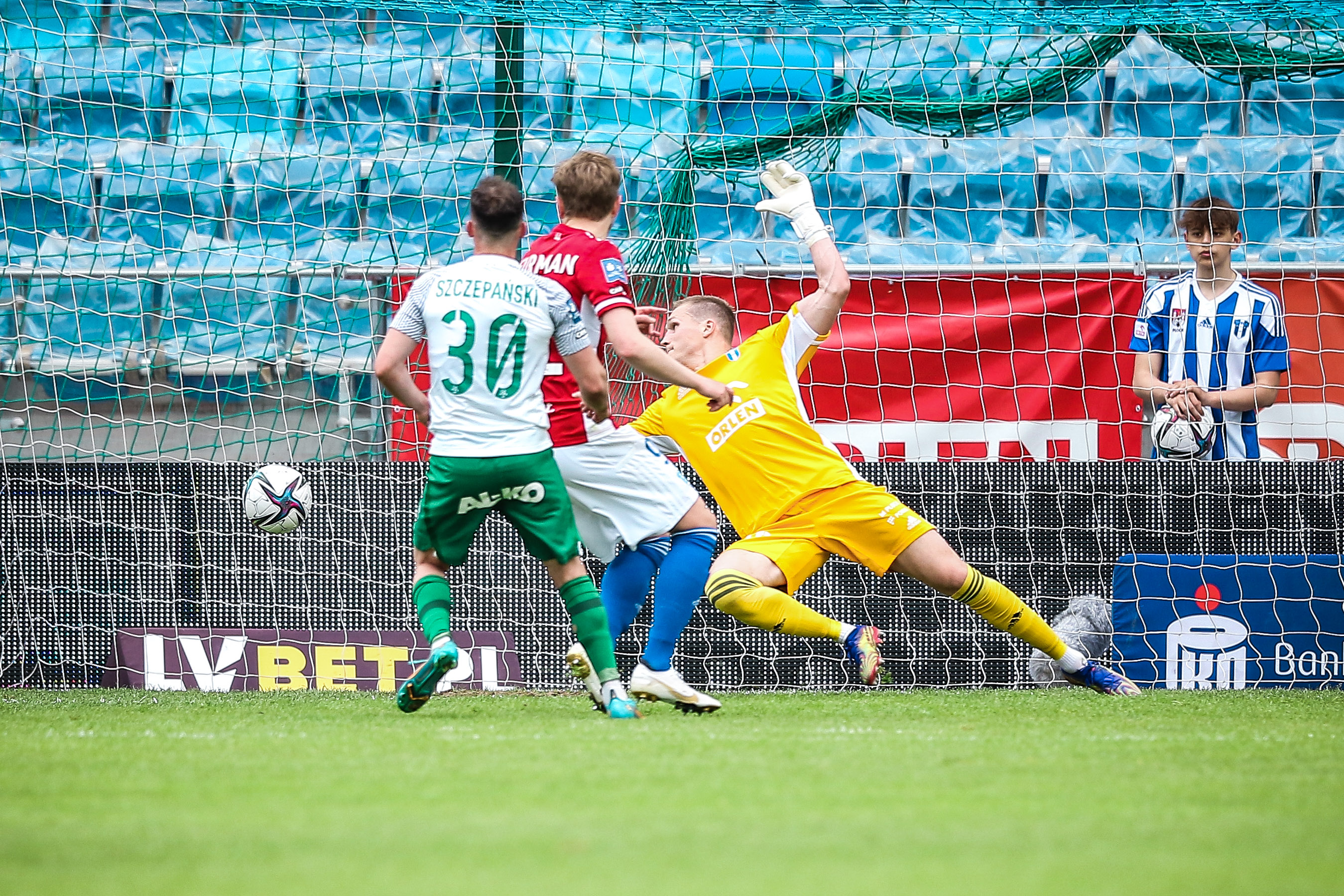 Kuriozalny błąd bramkarza w Ekstraklasie! Podarował gola rywalom [WIDEO]