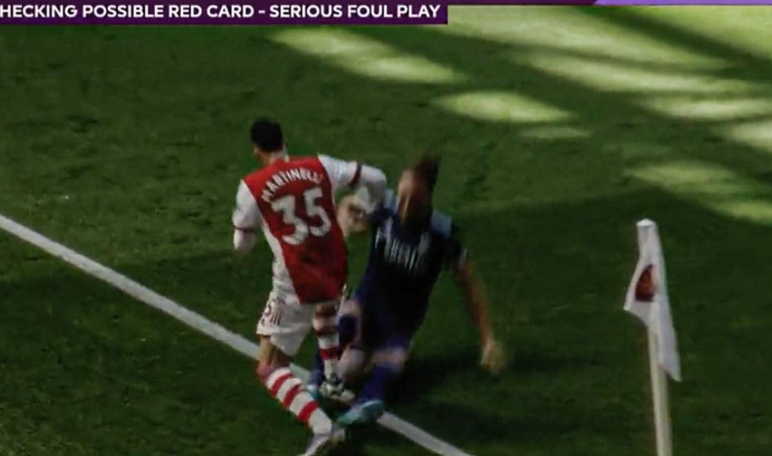 Olbrzymi błąd bramkarza i bandycki faul obrońcy Leeds. Arsenal coraz bliżej podium Premier League [WIDEO]