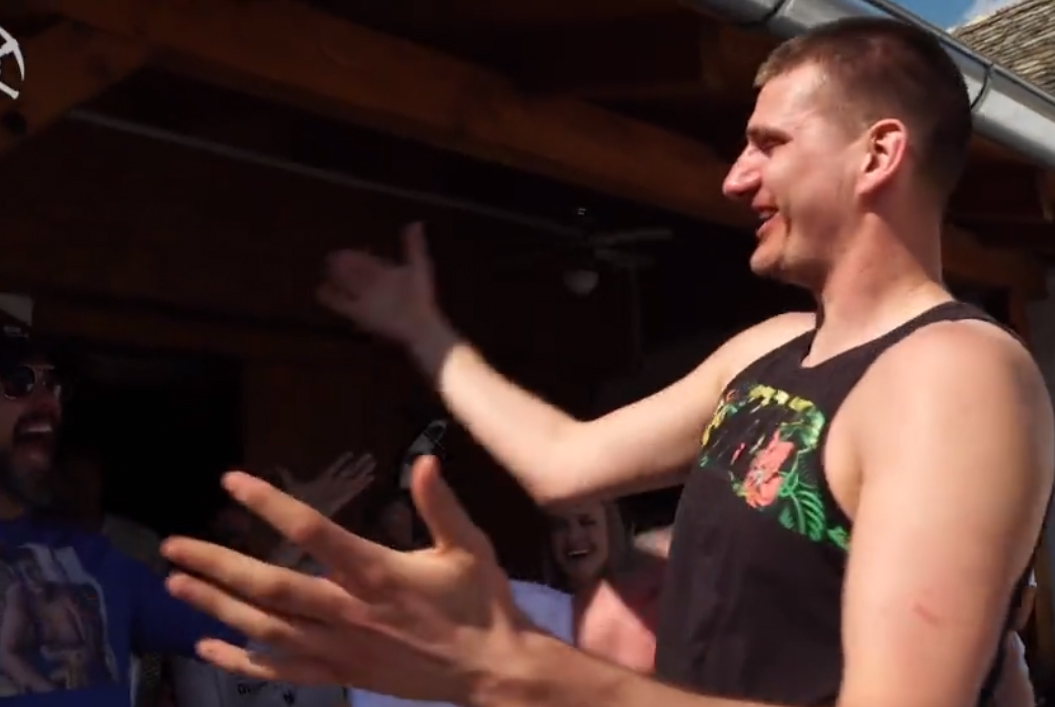 Stajnia, tłum bliskich i akordeon. Tak gwiazdor NBA odebrał nagrodę dla MVP [WIDEO]