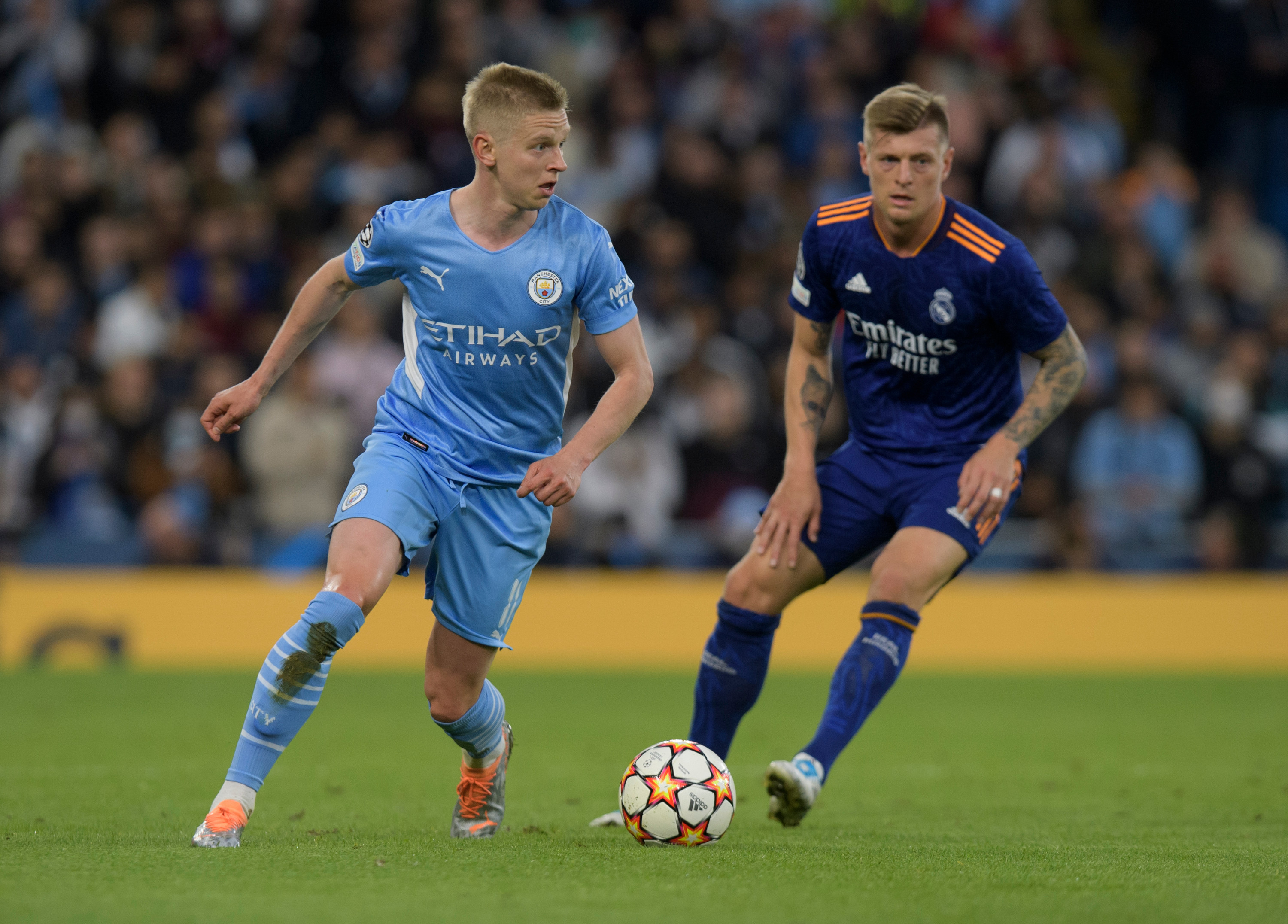 Toni Kroos zakpił z rzeźby przed stadionem Manchesteru City. "Na pewno?"
