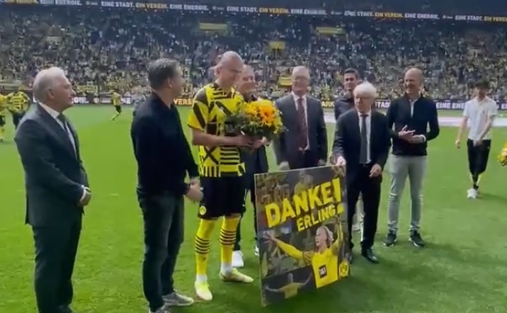 Kwiaty, oklaski i śpiewy kibiców. Borussia Dortumund dziękuje Erlingowi Haalandowi [WIDEO]