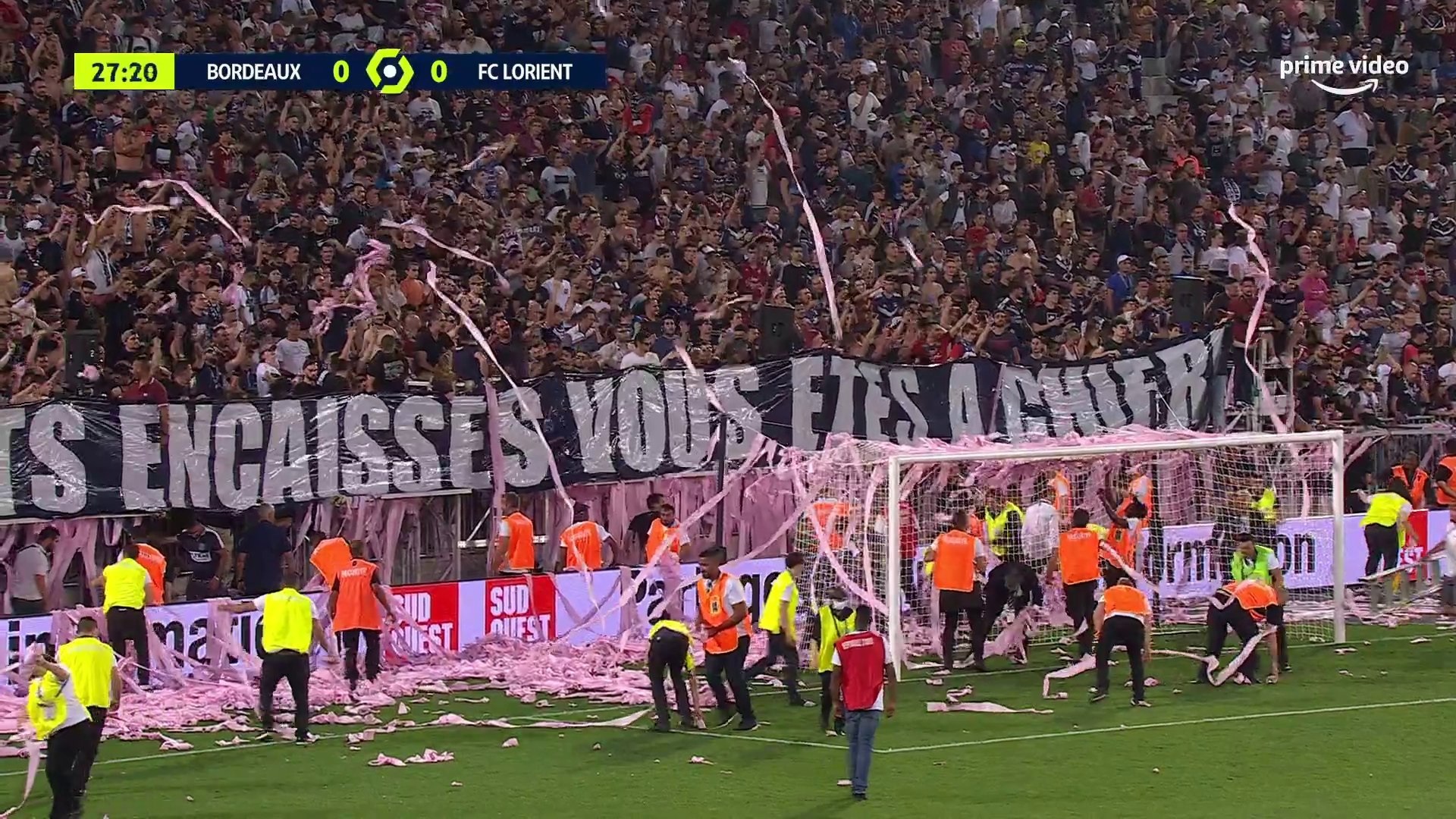 Mecz w Ligue 1 przerwany. Wściekli kibice obrzucili zawodników papierem toaletowym