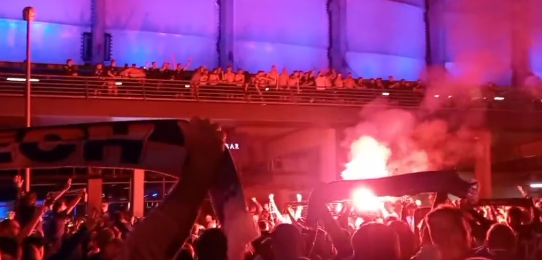 Szaleństwo na ulicach Poznania. Kibice i piłkarze Lecha fetują mistrzostwo Polski [WIDEO]