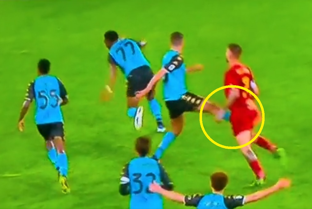 Szokujący faul w Serie A. Piłkarz Venezii kopnął rywala w krocze [WIDEO]