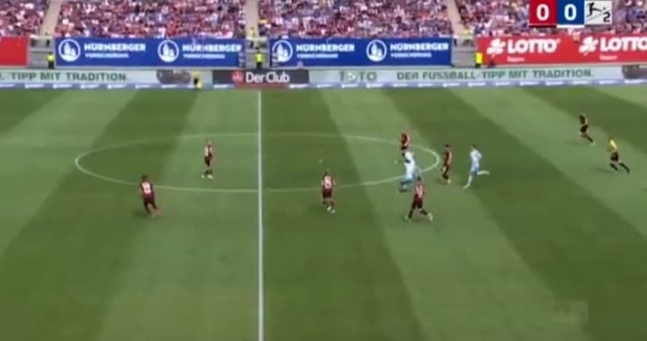 Spektakularny gol zawodnika Schalke. Trafił do siatki po strzale ze swojej połowy [WIDEO]