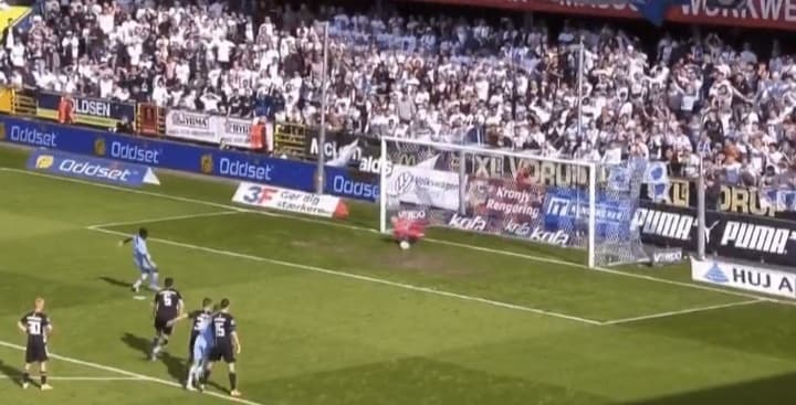 Kamil Grabara bohaterem! Obronił rzut karny, który może zdecydować o mistrzostwie [WIDEO]