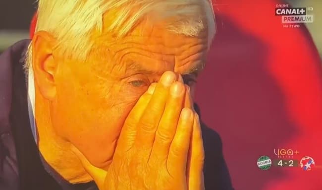 Smutne obrazki po porażce Wisły Kraków. Kazimierz Kmiecik zalał się łzami [WIDEO]