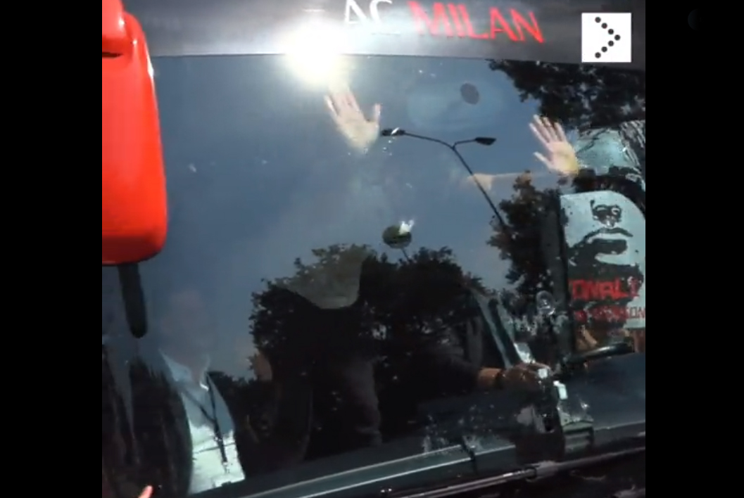 Zlatan Ibrahimović dał się ponieść emocjom. Szwed rozbił szybę w autokarze Milanu [WIDEO]