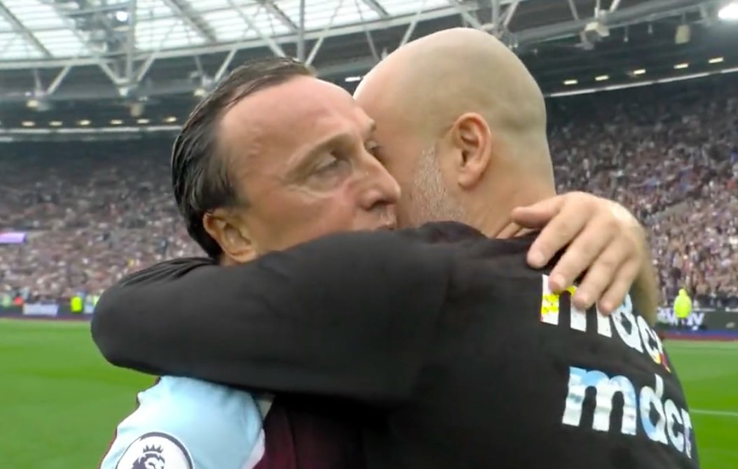 Świetne zachowanie Pepa Guardioli. Wzruszające pożegnanie trenera z ikoną Premier League [WIDEO]