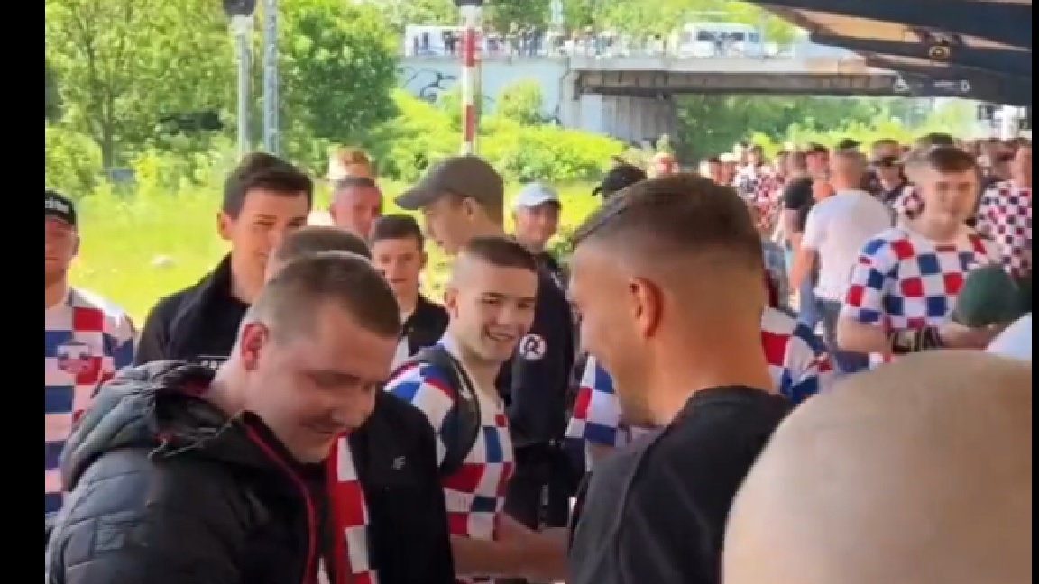 Wyjątkowa inicjatywa Lukasa Podolskiego. Pojechał na mecz ze Śląskiem razem z fanatykami Górnika [WIDEO]