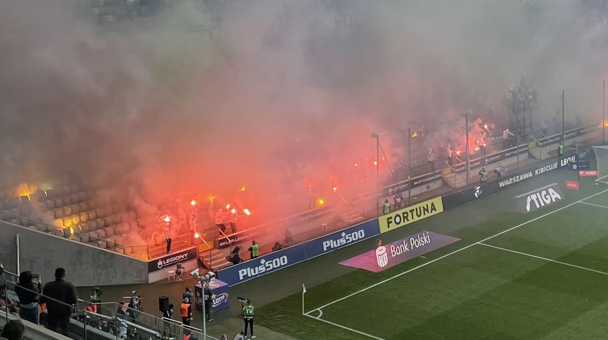 Protest kibiców na Łazienkowskiej. Mecz Legii Warszawa został przerwany [WIDEO]