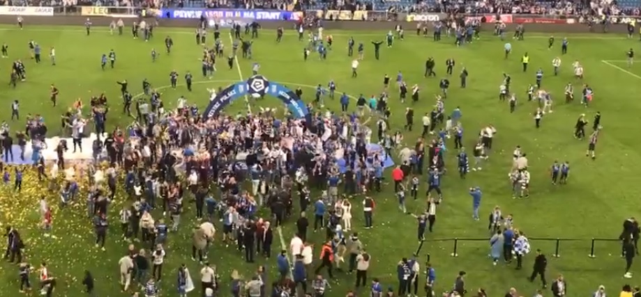 Kłopoty podczas fety Lecha Poznań. Ochrona nad niczym nie panowała. "Piłkarze zawinęli się do szatni"