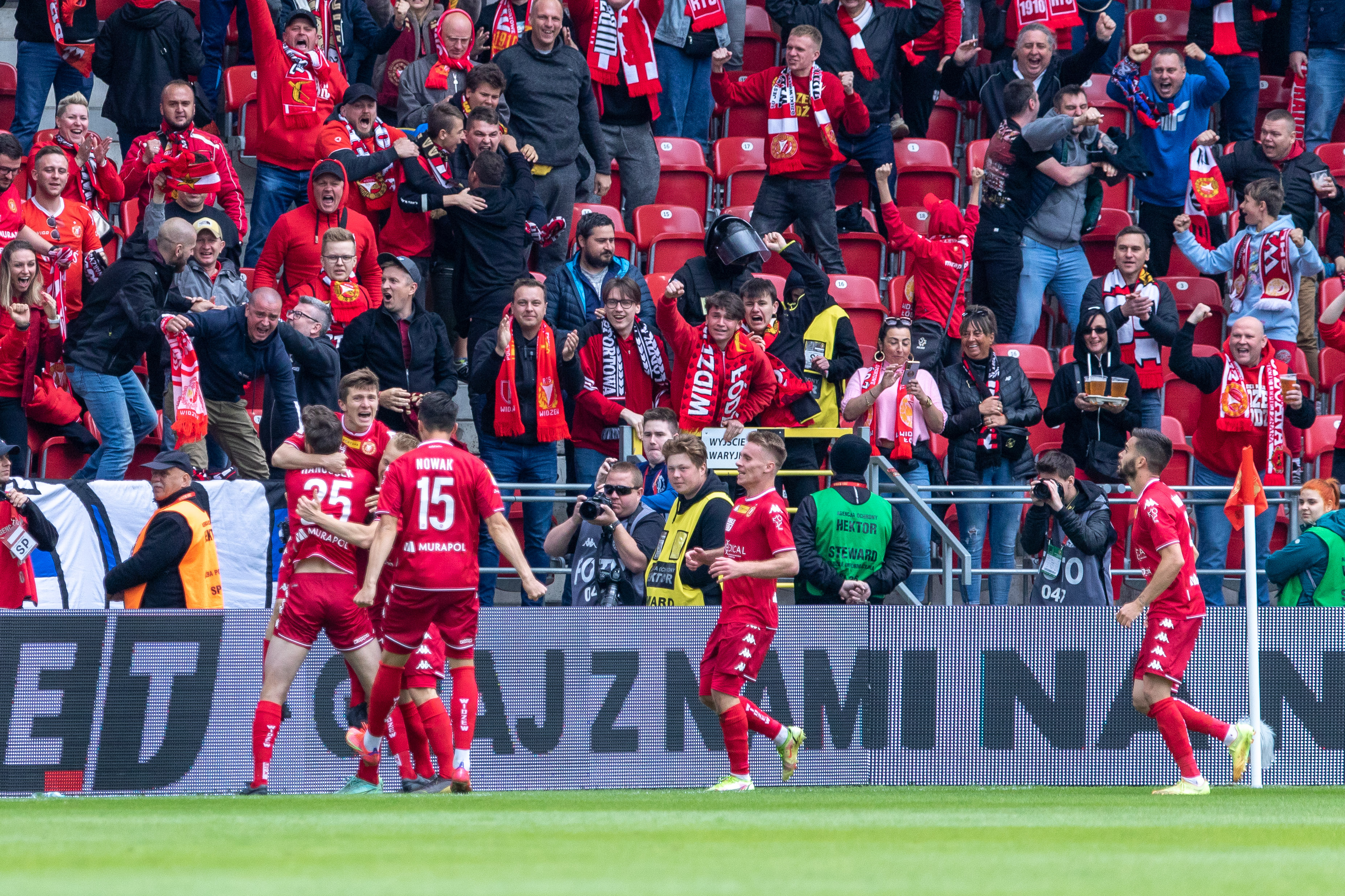 Widzew Łódź po ośmiu latach wraca do Ekstraklasy! Arce Gdynia pozostała walka w barażach [WIDEO]