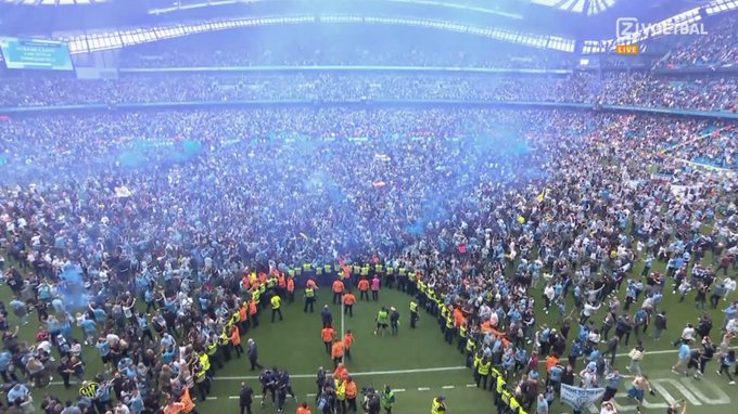 Niebywała radość kibiców Manchesteru City. Fani opanowali murawę na Etihad [WIDEO]