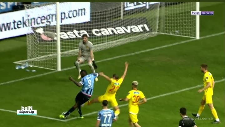 Popis Mario Balotellego! Strzelił pięć goli, jedno trafienie krzyżakiem [WIDEO]