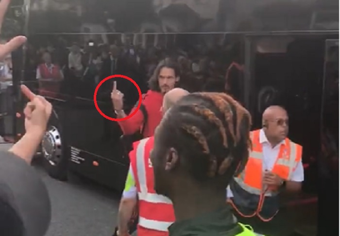 Edinson Cavani pożegnał się z Manchesterem United. Na koniec przygody nie zabrakło kontrowersji [WIDEO]