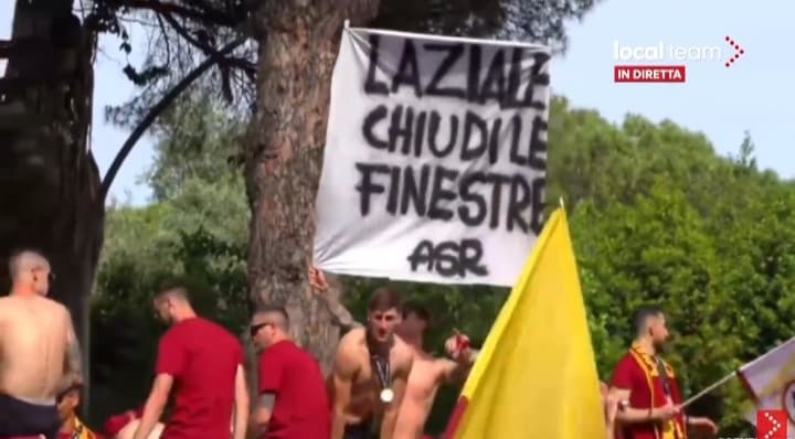 Nicola Zalewski zakpił z kibiców Lazio. Polak z wymownym transparentem na paradzie AS Romy [WIDEO]