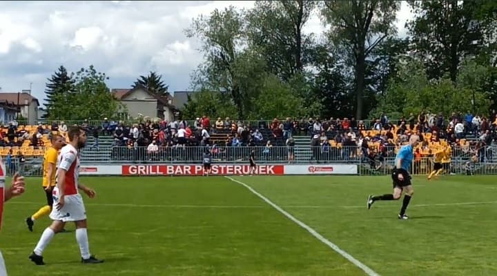 Starcie kibiców na meczu Wieczystej Kraków. Wielkie nerwy na trybunach [WIDEO]