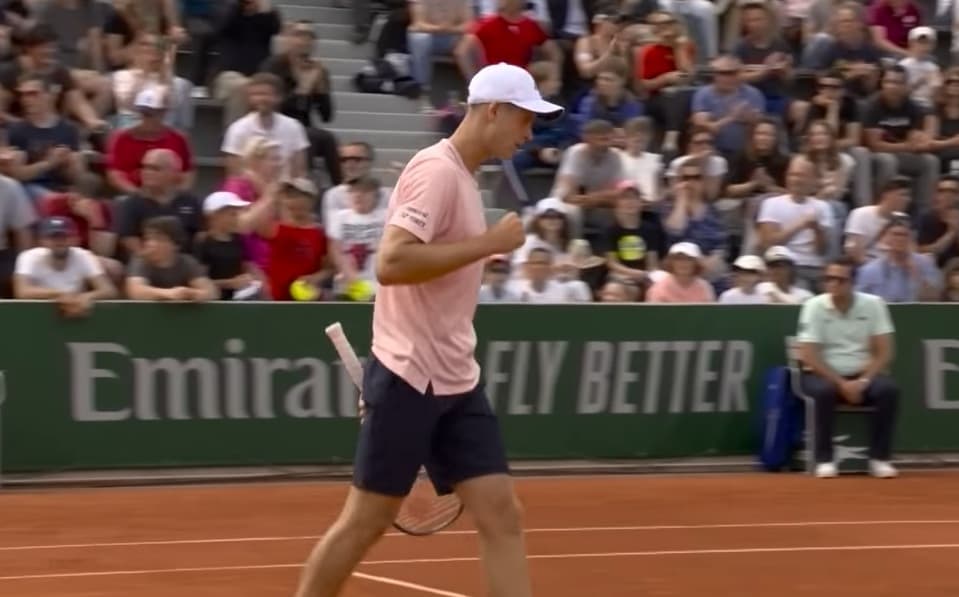 Hubert Hurkacz w 1/8 finału Roland Garros! Kolejne przekonujące zwycięstwo Polaka [WIDEO]