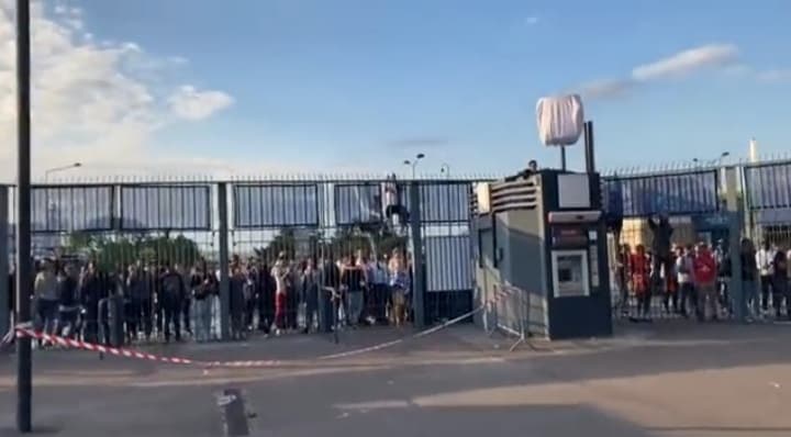 Skandal przed finałem Ligi Mistrzów! Kibice bez biletów wdarli się na stadion [WIDEO]