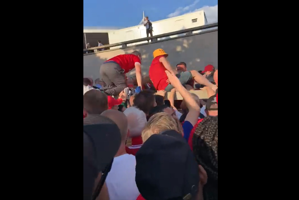 Dantejskie sceny przed finałem LM. Dzieci cierpiały przez gaz łzawiący. UEFA znalazła winnych [WIDEO]