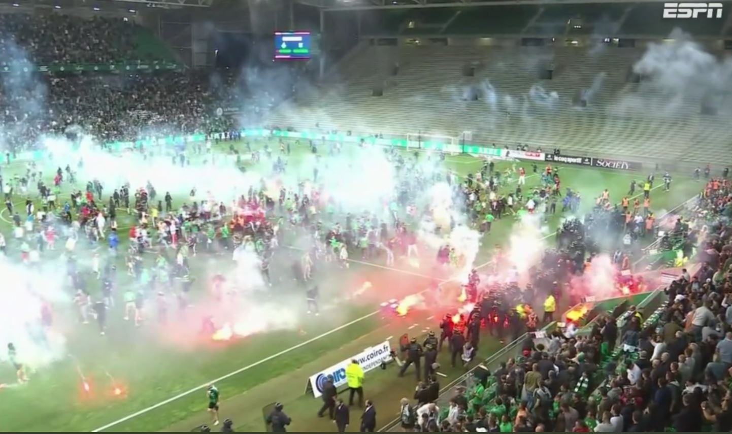 Gigantyczny skandal po barażach o Ligue 1! Kibole Saint-Etienne zaatakowali piłkarzy na murawie [WIDEO]