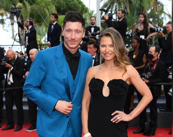 "Bzdury. To dobre dla kliknięć". Lewandowski o mitach wokół transferu do Barcelony. Mówił o żonie