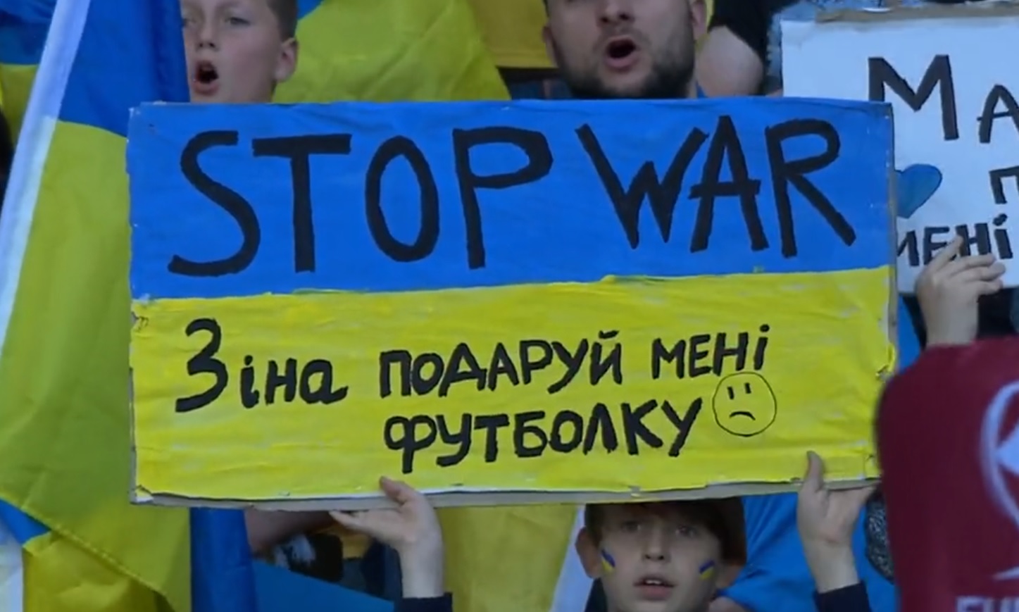 Reprezentacja Ukrainy wróciła na boisko. Łzy, flagi, śpiewanie hymnu i piękna postawa Szkotów [WIDEO]