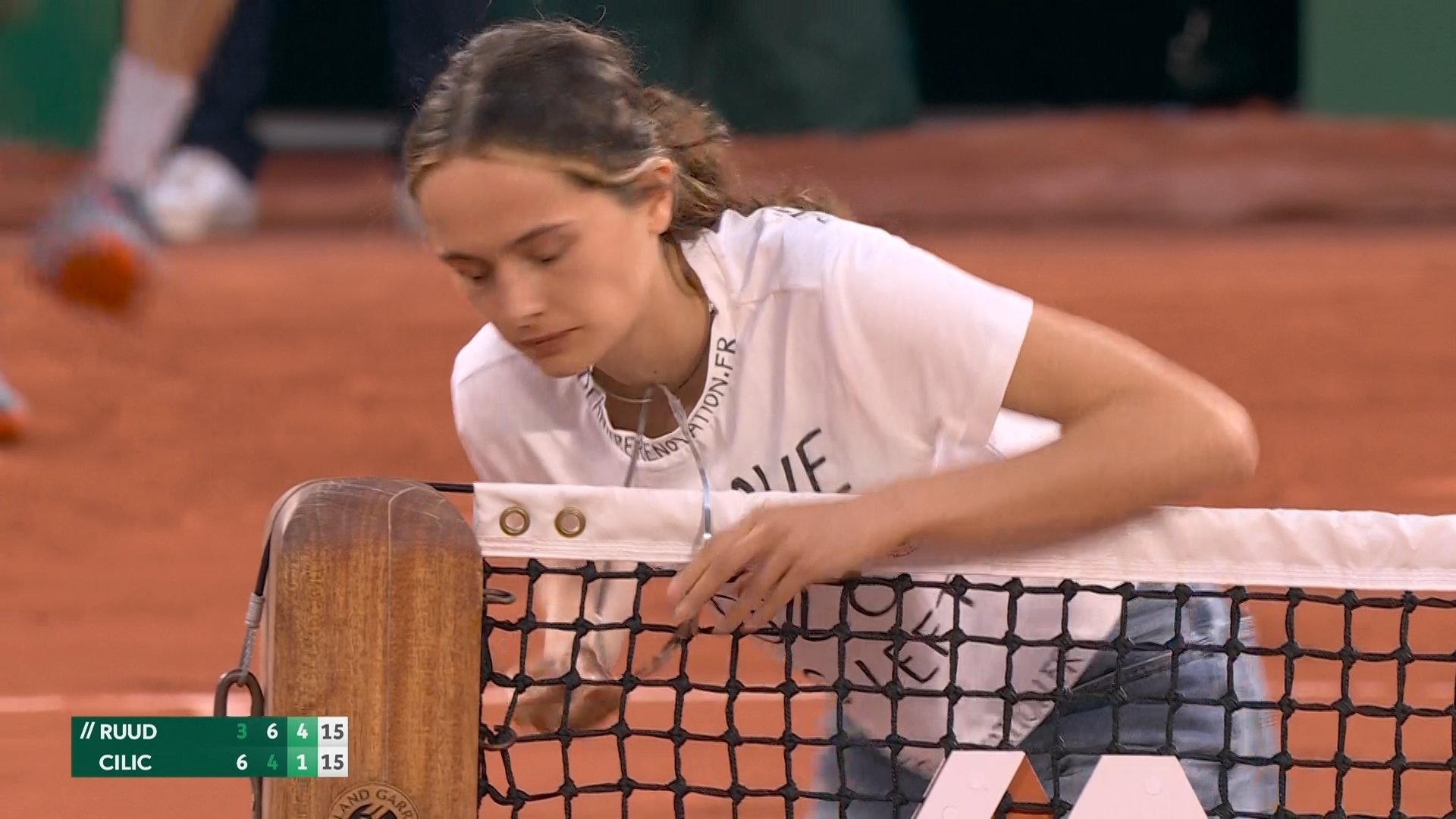Sceny podczas półfinału Roland Garros! Aktywistka przypięła się do siatki [WIDEO]