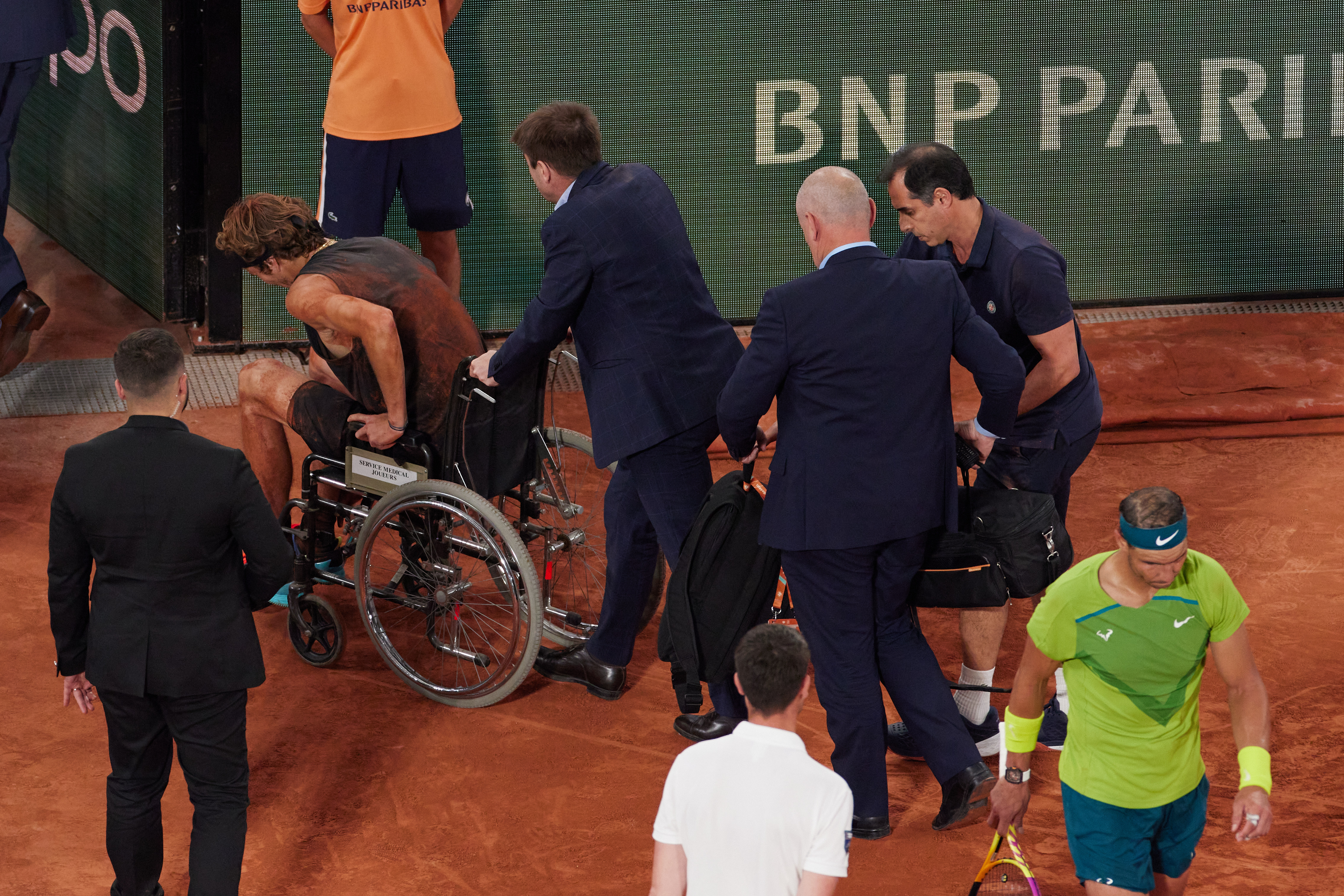 Zverev zabrał głos po koszmarze w półfinale Roland Garros. "To wygląda na bardzo poważną kontuzję" [WIDEO]