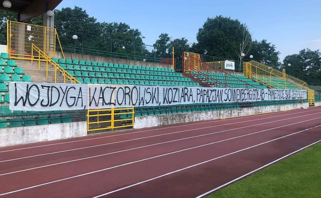 Skandaliczne transparenty na stadionie polskiego klubu. "Wolicie prze**bać mecz czy życie?!"