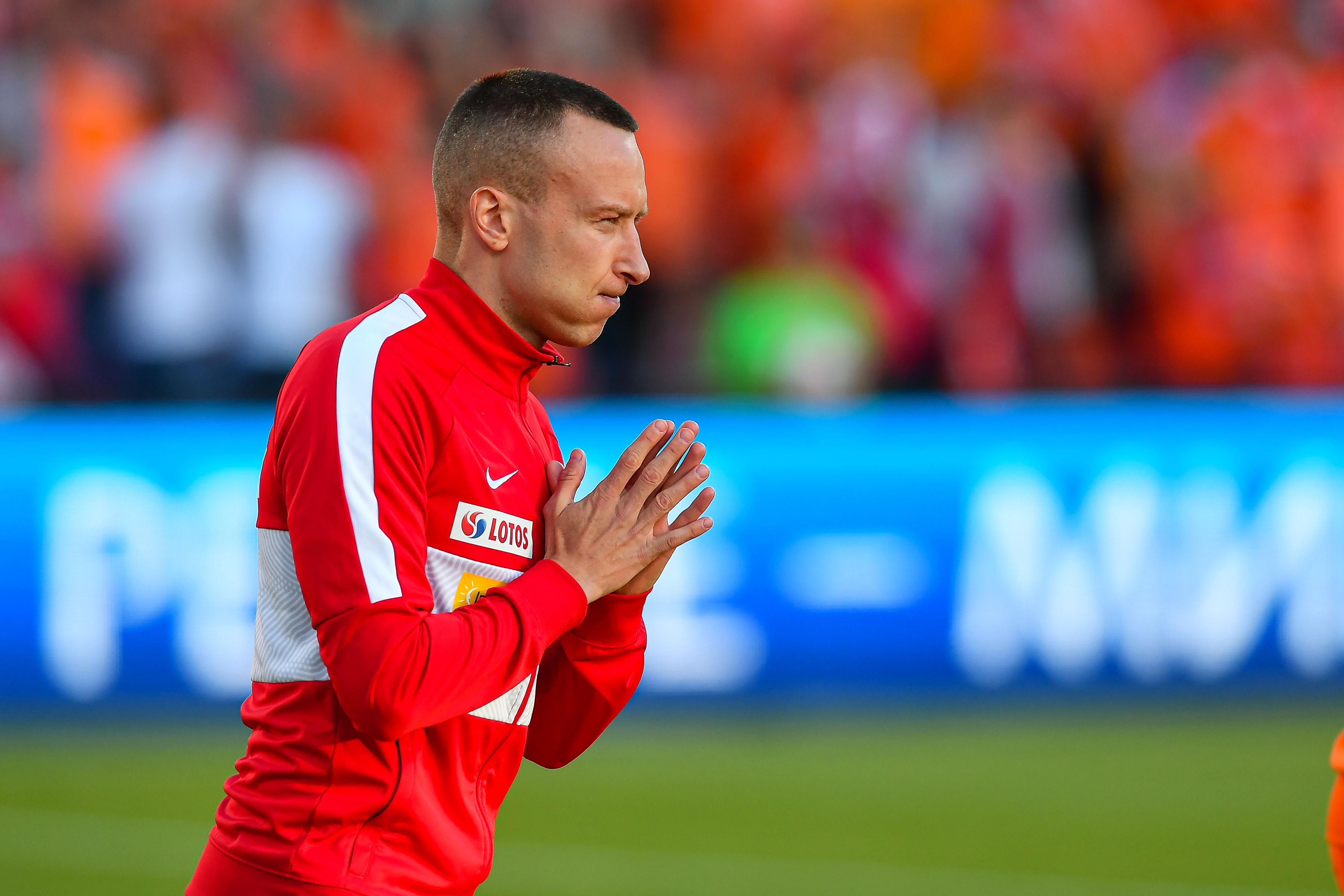 Góralski przybył do Bundesligi, a jego klub organizuje wyprzedaż. Utalentowany obrońca konkurentem Bednarka