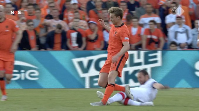 Frenkie de Jong narzeka na sędziego po meczu z Polską. "To powinna być czerwona kartka"