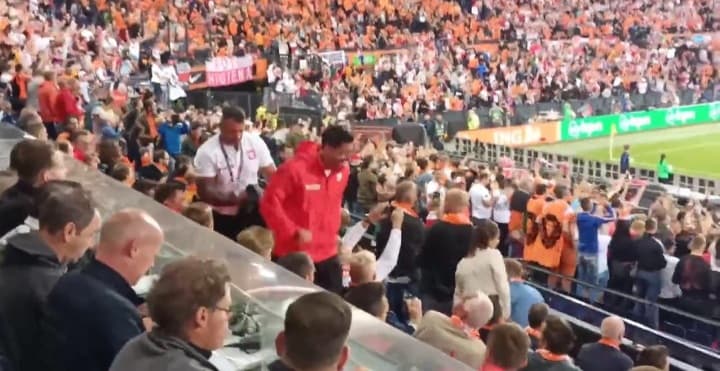 Tak Robert Lewandowski zareagował na pudło Depaya z rzutu karnego. "Sytuacyjny taniec" [WIDEO]