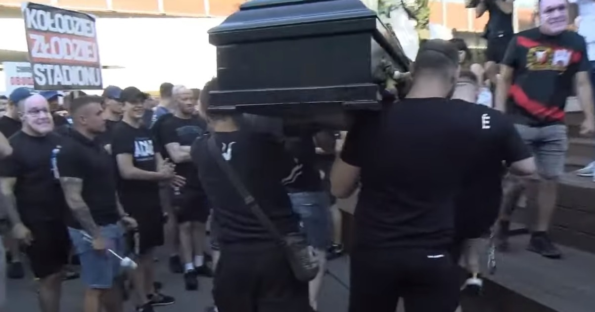 Kibice zasłużonego klubu wyszli na ulice. Mocny protest na Śląsku. "Uśmiercono nasze marzenia" [ZDJĘCIA]
