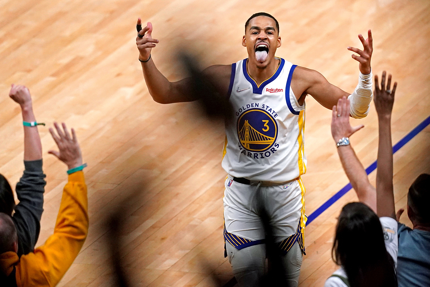Stephen Curry nie trafia? Nie szkodzi. Golden State Warriors o krok od mistrzostwa NBA! [WIDEO]