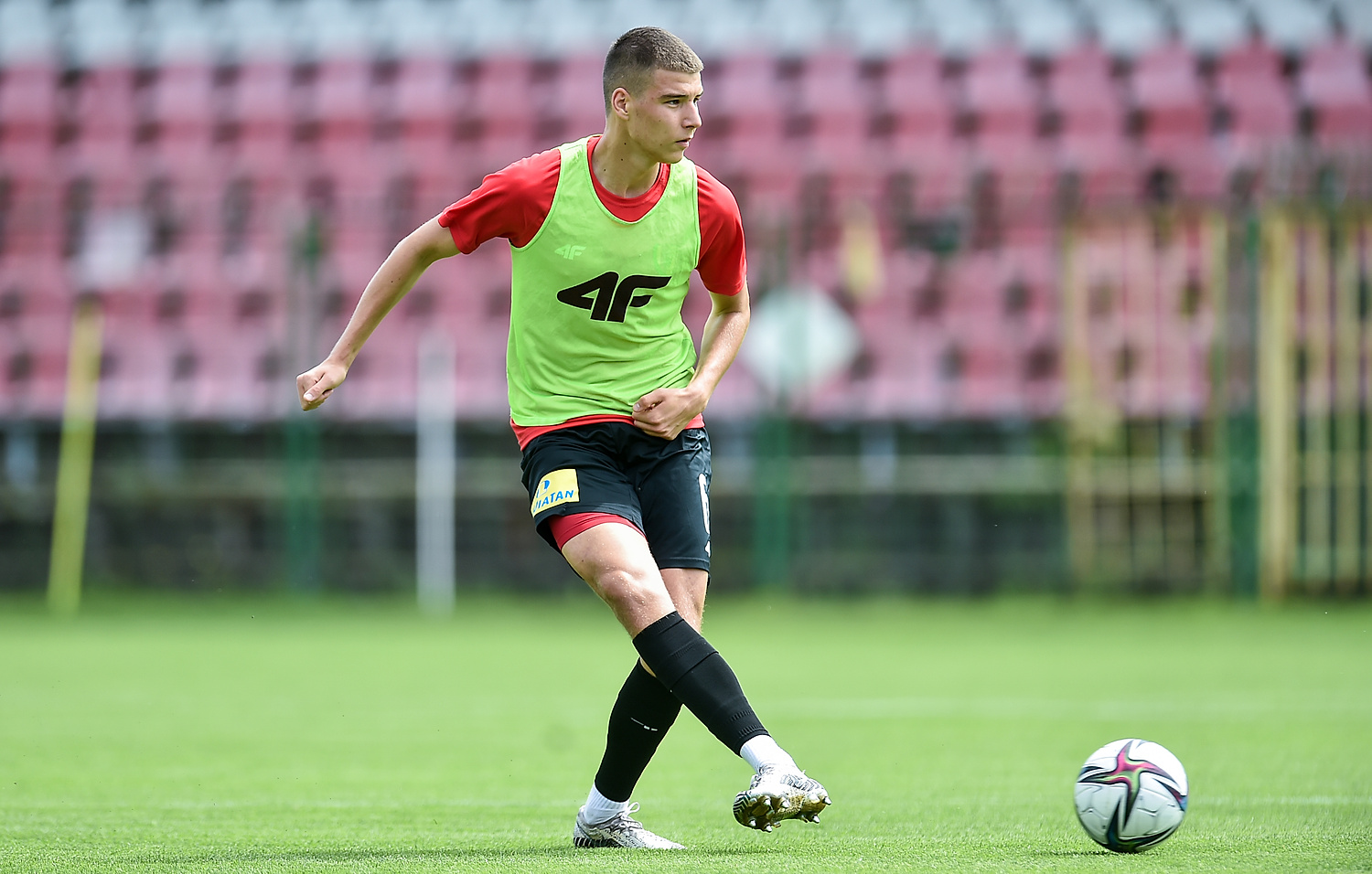 Z czwartego poziomu rozgrywkowego w Polsce do klubu Serie A. Błyskawiczny awans utalentowanego 18-latka