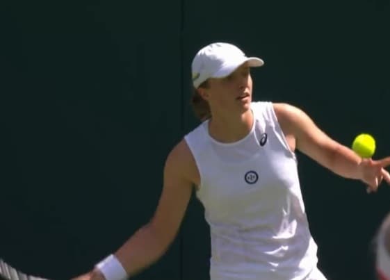 Iga Świątek gra dalej na Wimbledonie! Trzysetowy bój zakończony zwycięstwem Polki [WIDEO]