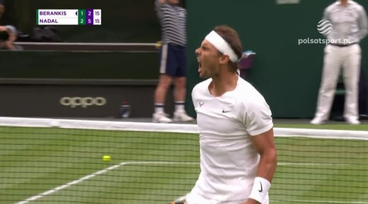 Spektakularna akcja Rafaela Nadala na Wimbledonie. "Jak on to zrobił?" [WIDEO]