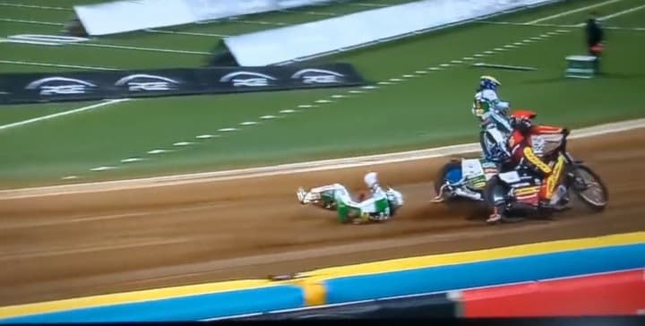 Poważny wypadek w polskiej lidze żużlowej. Kierowca wypadł za bandę [WIDEO]