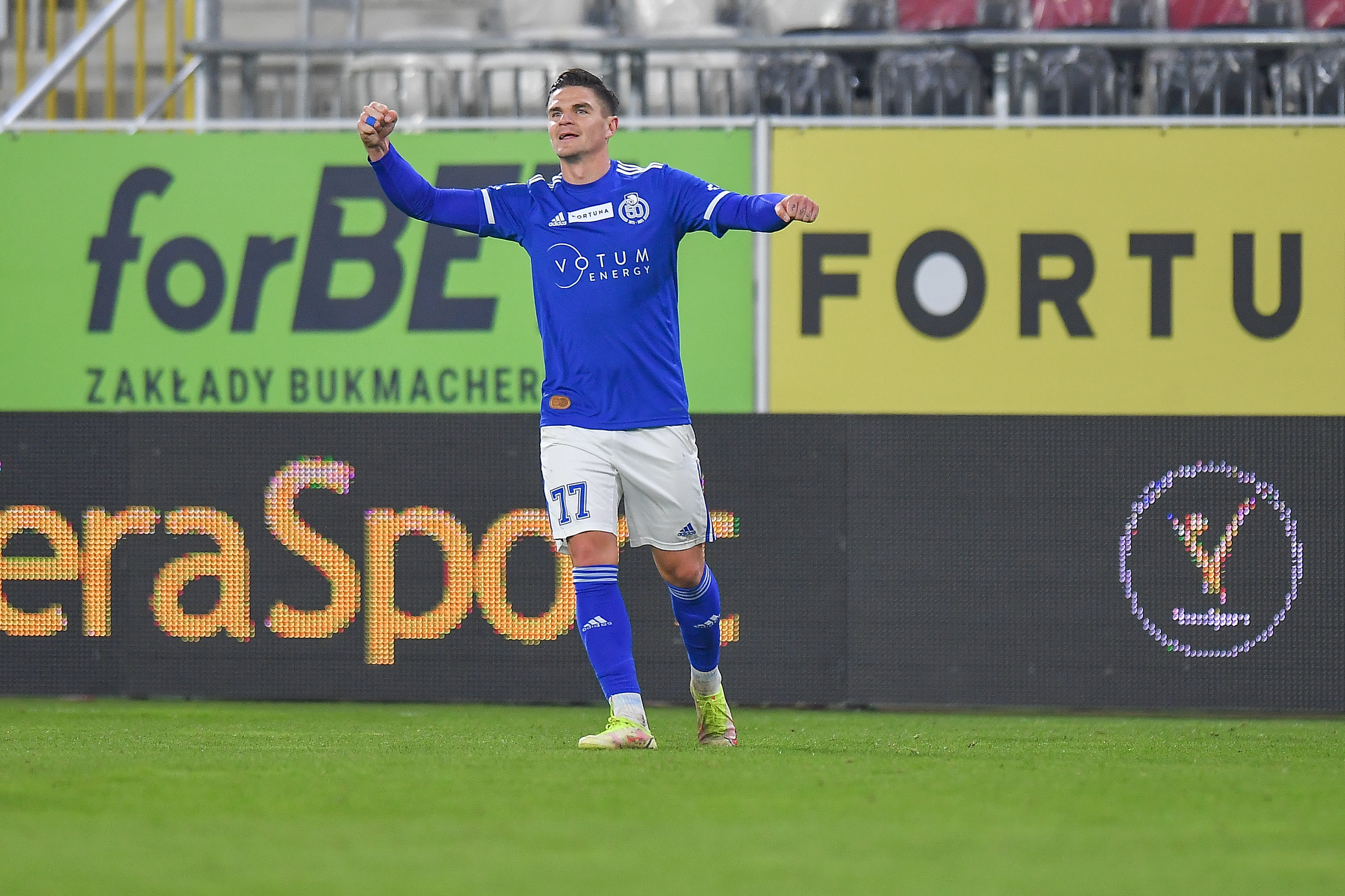 Miedź Legnica rozwiązała kontrakt z piłkarzem. Obrońca musi szukać sobie nowego klubu
