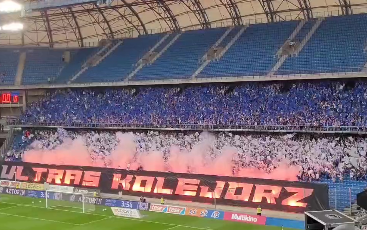 Efektowna oprawa kibiców Lecha Poznań przed meczem z Karabachem. "Przywitali się z Europą" [WIDEO]